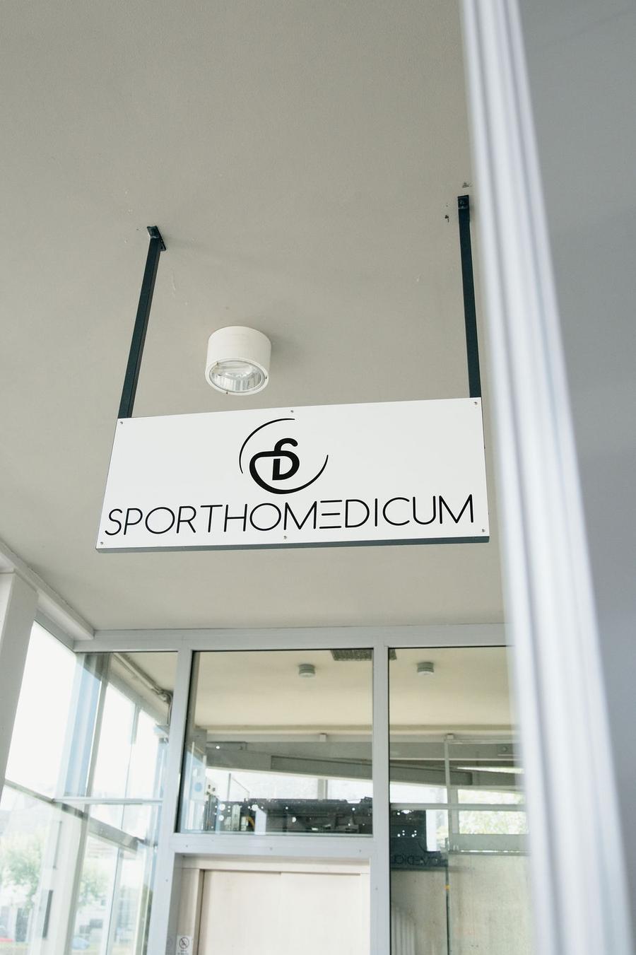 Eingang der Praxis mit Sporthomedicum-Schild