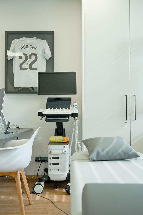Behandlungszimmer mit signiertem Trikot