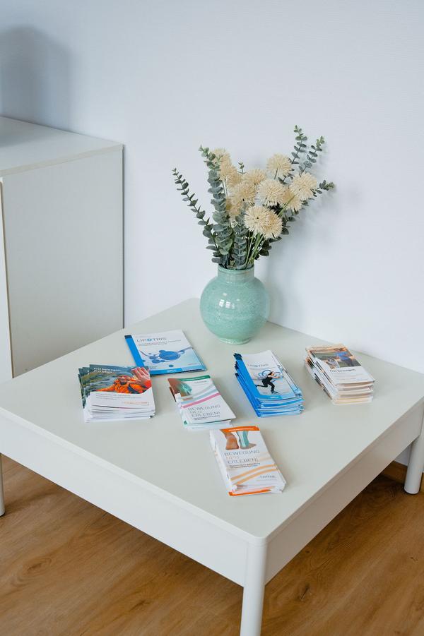 Wartebereich mit Infomaterial und Blumen