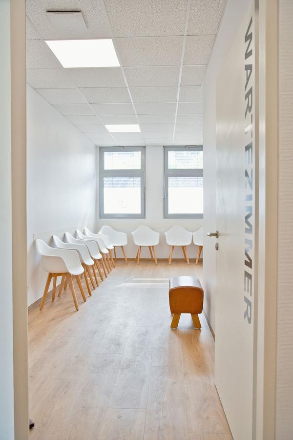 Helles Wartezimmer mit Sitzbereich