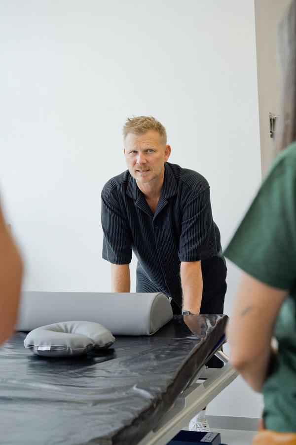 Physiotherapeutische Behandlung an der Liege